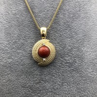 Ciondolo in Corallo con Montatura in Argento Dorato
