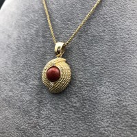Ciondolo in Corallo con Montatura in Argento Dorato