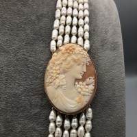 COLLANA CON CAMMEO E PERLE