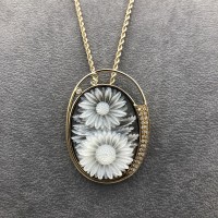 spilla ciondolo con cammeo e diamanti