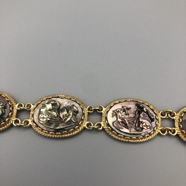 BRACCIALE CON CAMMEI