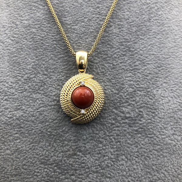Ciondolo in Corallo con Montatura in Argento Dorato
