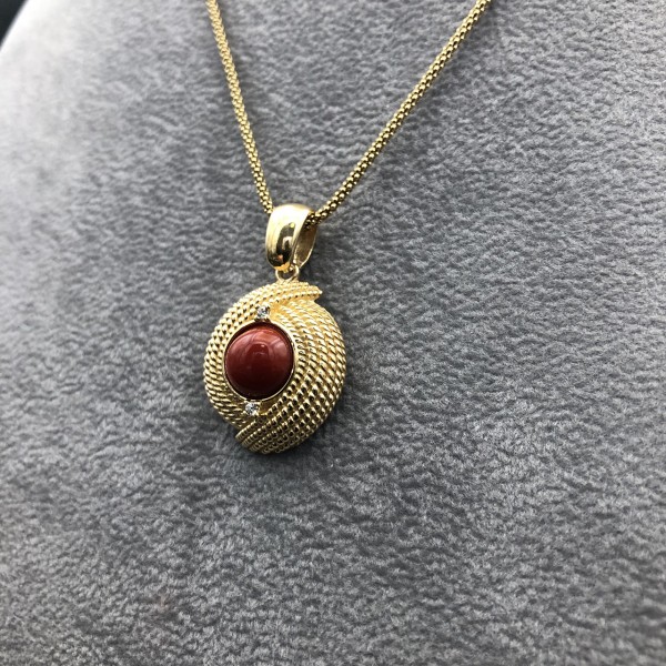 Ciondolo in Corallo con Montatura in Argento Dorato