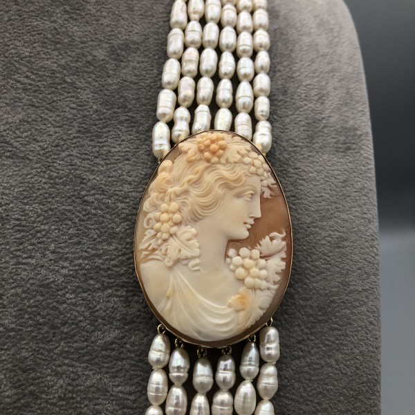 COLLANA CON CAMMEO E PERLE